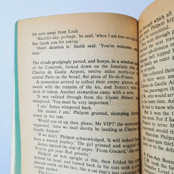 1980 Alistair MacLean's Hostage Tower Paperback, Pulp Fiction Spy Thriller - Picture 7 of 8